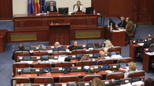 Seanca parlamentare shtyhet për një orë, E Majta kërkon përgjigje për shpenzimet e rrugës dhe qiranë e deputetëve