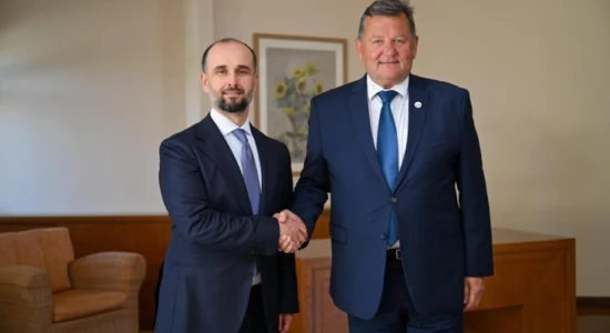 Ministri Murtezani realizoi takime bilaterale në margjinat e Forumit të EUSAIR-it në Greqi