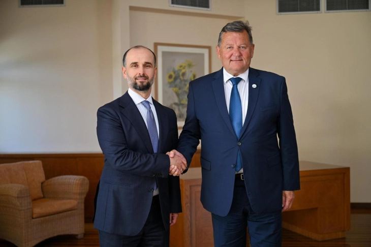 Ministri Murtezani realizoi takime bilaterale në margjinat e Forumit të EUSAIR-it në Greqi