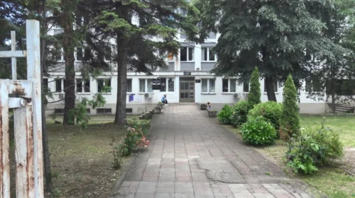 (VIDEO) Familjarët e viktimave të Koçanit filluan të japin deklarata në Prokurorinë publike në Koçan