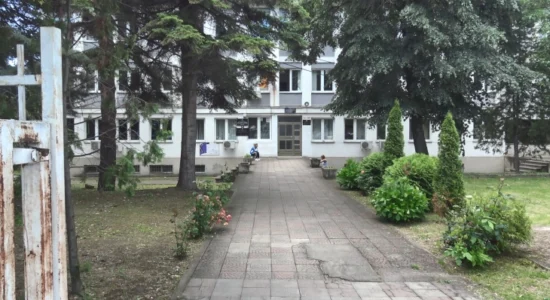 (VIDEO) Familjarët e viktimave të Koçanit filluan të japin deklarata në Prokurorinë publike në Koçan