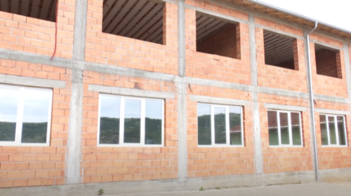 Shkolla në Norovë, MASH ka dërguar vetëm një person për ta inspektuar objektin