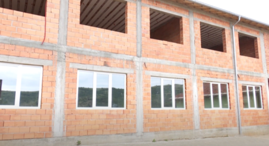 (VIDEO) Shkolla e Norovës, shteti nuk investon dhe prish atë që ndërtuan vetë