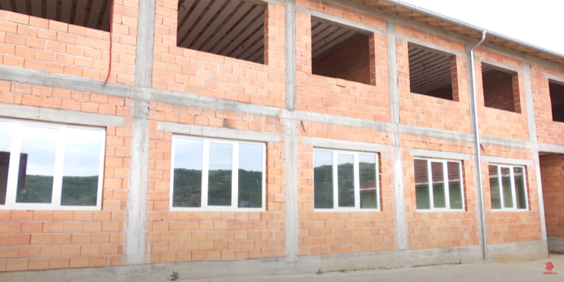 (VIDEO) Shkolla e Norovës, shteti nuk investon dhe prish atë që ndërtuan vetë