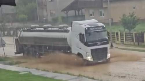 Një stuhi e fortë me breshër goditi Kroacinë – pemë të rrëzuara, ndërtesa të përmbytura