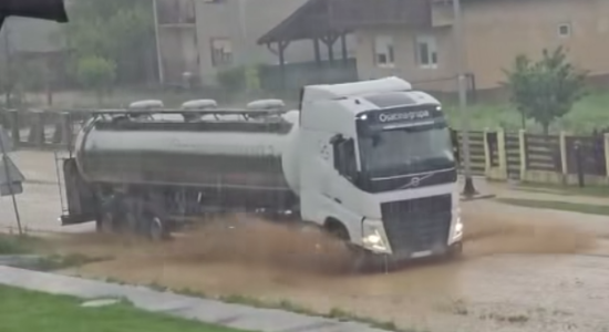 Një stuhi e fortë me breshër goditi Kroacinë – pemë të rrëzuara, ndërtesa të përmbytura