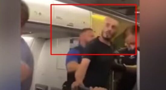 “Tentoi të hapë derën e aeroplanit” – çka ndodhi gjatë fluturimit Gjenevë – Prishtinë?