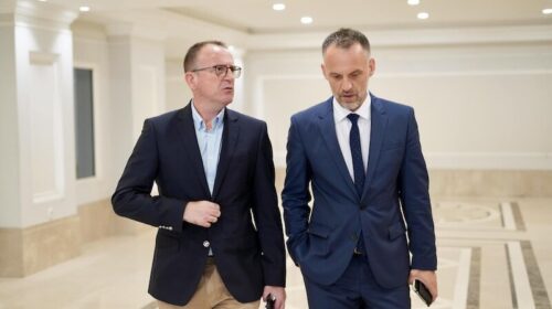 Reagon Taravari: Bëjnë serial të dukemi sikur jemi të përçarë!
