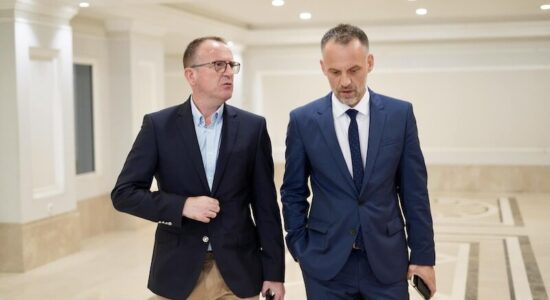 Reagon Taravari: Bëjnë serial të dukemi sikur jemi të përçarë!