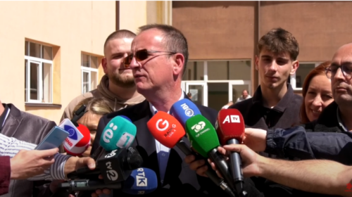 (VIDEO) Deputetët e “Taravarit” dalin nga VLEN, nis dorëheqja e ministrave