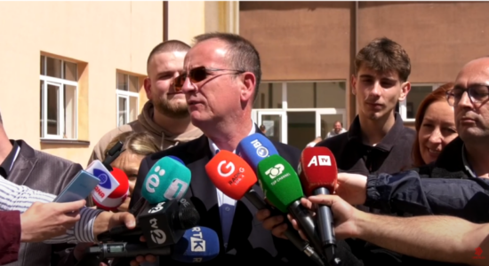(VIDEO) Deputetët e “Taravarit” dalin nga VLEN, nis dorëheqja e ministrave