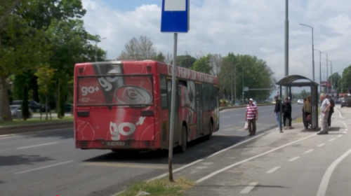 (VIDEO) Qytetarët presin nga 30-40 minuta të vijnë autobusët e linjave 9 dhe 19