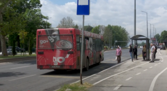 (VIDEO) Qytetarët presin nga 30-40 minuta të vijnë autobusët e linjave 9 dhe 19