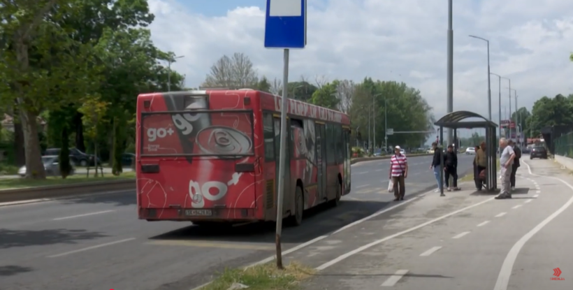 (VIDEO) Qytetarët presin nga 30-40 minuta të vijnë autobusët e linjave 9 dhe 19