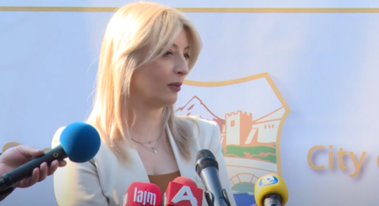 (VIDEO) Arsovska paralajmëron publikimin e 152 dosjeve të objekteve ilegale