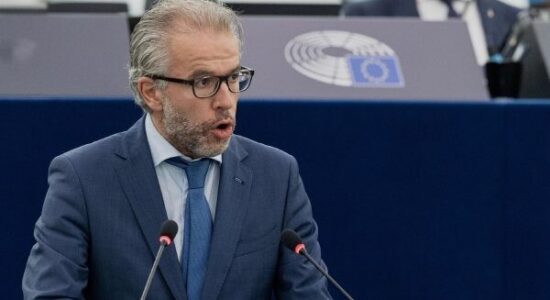 Eurodeputeti holandez kërkon heqjen e masave dhe pranimin e Kosovës në BE