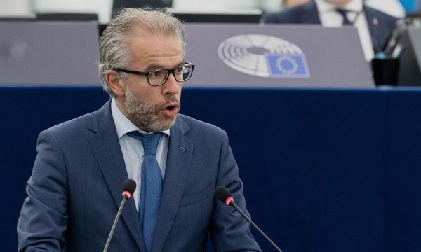 Eurodeputeti holandez kërkon heqjen e masave dhe pranimin e Kosovës në BE