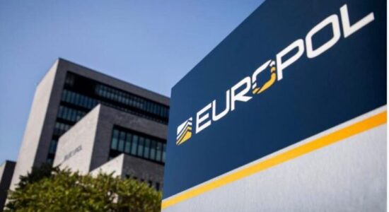 Drogë, armë, kriptovaluta dhe mallra të falsifikuara, Europol arreston 270 persona nga disa vende të botës