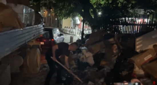 (VIDEO) Arsovska sulmoi Ganiun për ndërtimet ilegale, ai ia ktheu me mbeturina