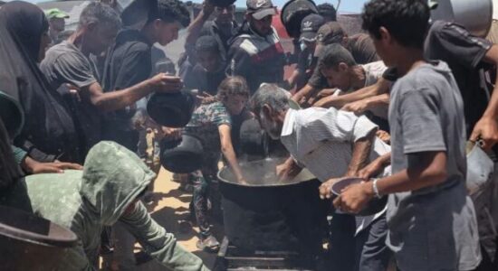Izraeli bombardon Gazën, një djalë katërvjeçar palestinez vdes nga uria