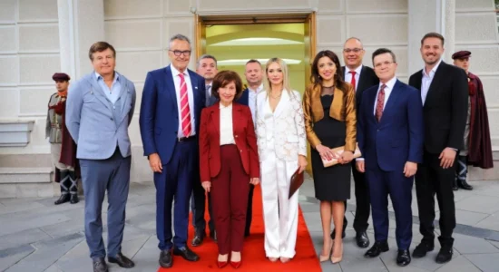 Siljanovska-Davkova në takim me përfaqësues të diasporës maqedonase: Po punohet në formim të Këshillit për diasporën si formë institucionale të bashkëpunimit