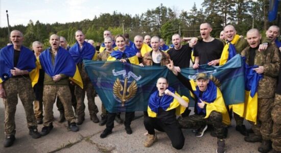 Ukraina dhe Rusia shkëmbejnë 800 të burgosur lufte