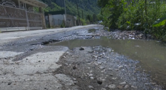 (VIDEO) Gropat në rrugën për në Matkë, Qyteti i Shkupit mohon ingerencat
