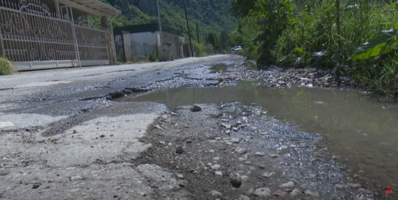 (VIDEO) Gropat në rrugën për në Matkë, Qyteti i Shkupit mohon ingerencat
