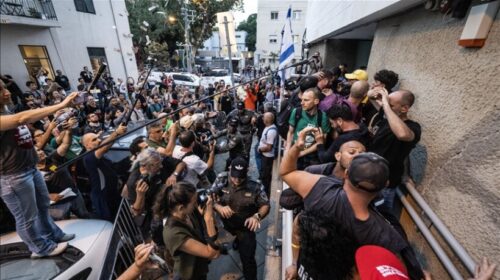 Protestuesit izraelitë “pushtojnë” selinë e partisë së Netanyahut, kërkojnë marrëveshje për lirimin e pengjeve