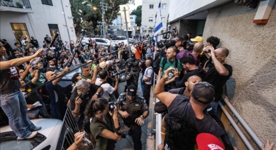 Protestuesit izraelitë “pushtojnë” selinë e partisë së Netanyahut, kërkojnë marrëveshje për lirimin e pengjeve