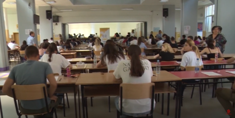 (VIDEO) Mbi 15 mijë maturantë nesër kanë provimin e gjuhës amtare