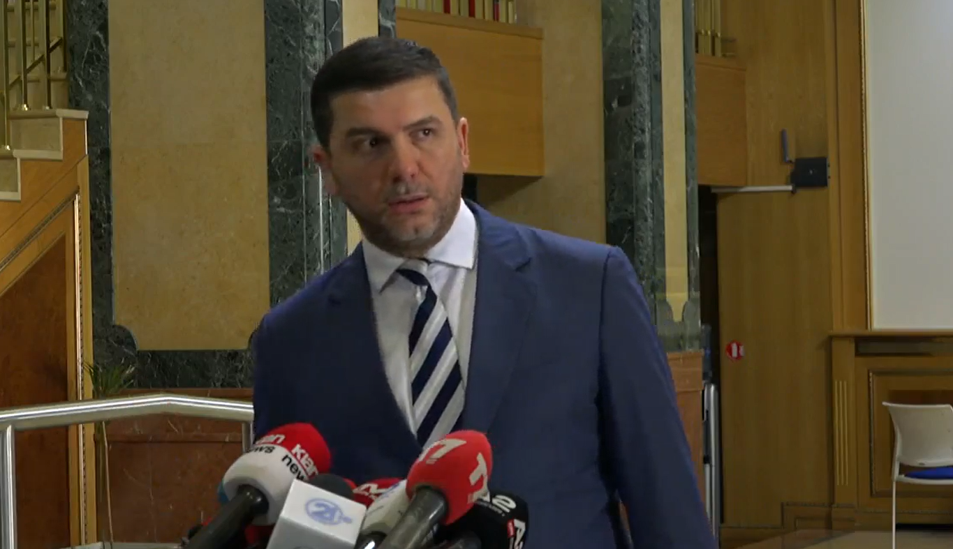 Krasniqi: Nuk do të ishte e gabueshme të mblidhemi çdo ditë për konstituim, Vetëvendosje duhet të ndryshojë kandidatin