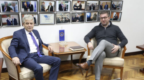Mickoski thotë se Ali Ahmeti “jeton në të kaluarën”