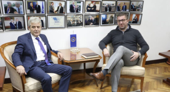 Mickoski thotë se Ali Ahmeti “jeton në të kaluarën”