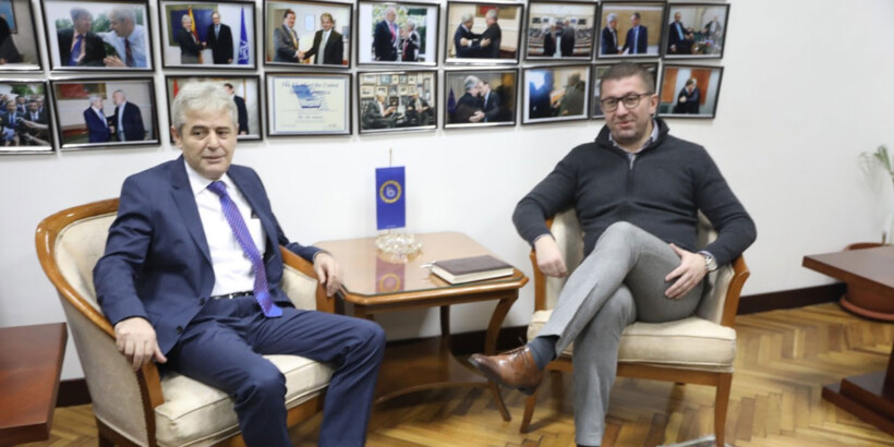 Mickoski thotë se Ali Ahmeti “jeton në të kaluarën”