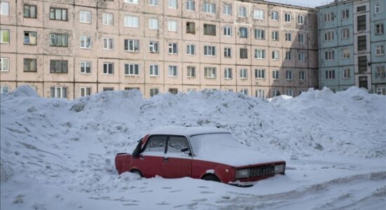 Qyteti rus Norilsk i mbuluar me borë për 11 muaj të vitit