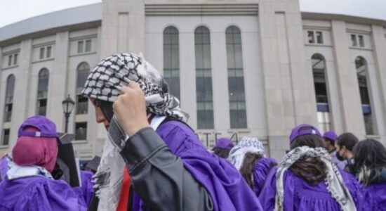 Universiteti i Nju Jorkut i ndalon një studenti diplomën pasi akuzoi SHBA-në për mbështetjen e “gjenocidit” në Gaza