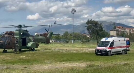 Prifti bie nga çatia e kishës në Korçë, niset me helikopter drejt Tiranës