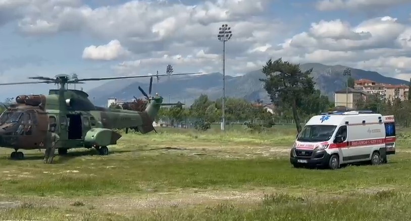 Prifti bie nga çatia e kishës në Korçë, niset me helikopter drejt Tiranës