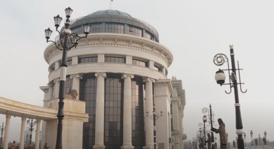 (VIDEO) Incident i ri mes shtetasve turq në vend: Tentoi ta vriste me kapak pusete