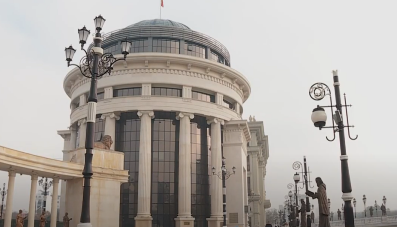 (VIDEO) Incident i ri mes shtetasve turq në vend: Tentoi ta vriste me kapak pusete