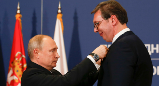 “E turpshme të shkosh në Moskë dhe të duartrokasësh Putinin”, BE ‘sulmon’ Vuçiqin dhe Ficon