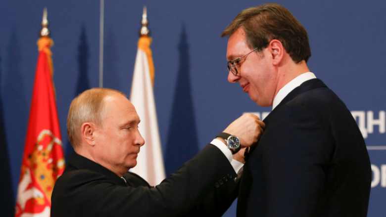 “E turpshme të shkosh në Moskë dhe të duartrokasësh Putinin”, BE ‘sulmon’ Vuçiqin dhe Ficon