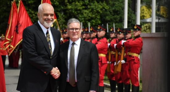 Kryeministri britanik vizitë në Shqipëri, pritet me ceremoni nga Rama
