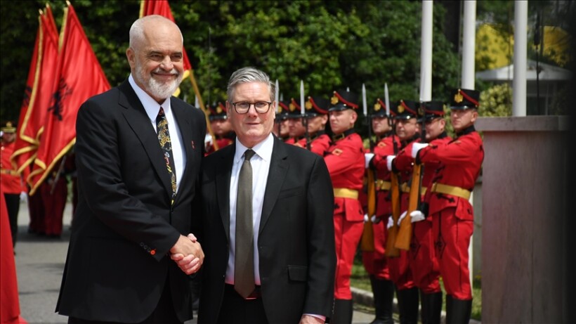 Kryeministri britanik vizitë në Shqipëri, pritet me ceremoni nga Rama