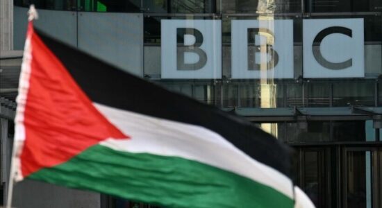 Aktivistët protestojnë jashtë zyrës së BBC-së në Londër për “fshehjen e gjenocidit” në Gaza