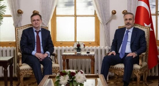 Ministri i Jashtëm turk takohet me delegacionin rus në Stamboll përpara bisedimeve të paqes