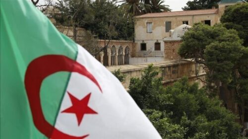 Algjeri, institucionet zëvendësojnë gjuhën frënge me arabishten dhe anglishten në komunikimet zyrtare