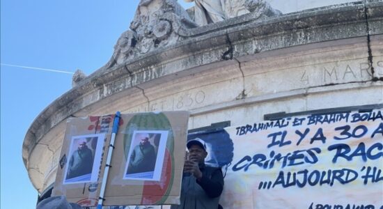 Protestë në Paris kundër vrasjes së myslimanit duke u falur në xhami