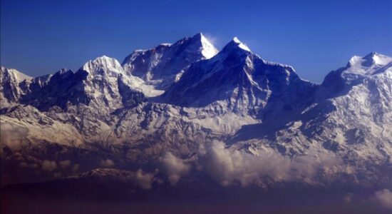 Alpinistja pakistaneze ngjitet në 12 nga 14 majat më të larta në botë